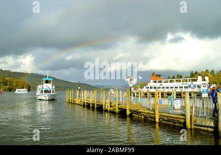 Bowness-on-Windermere ist eine Stadt am Ufer des Lake Windermere, Cumbria mit einem Regen Stockfoto