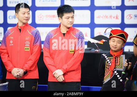 Chengdu Chengdu, China. 28 Nov, 2019. Chengdu, China - chinesische Tischtennis Spieler Ma lange, Ventilator Zhendong und Deutsche Tischtennis Spieler Timo Boll Tagung der 2019 Männer Tischtennis Wm Fans in Chengdu, Provinz Sichuan, Nov. 28, 2019. Credit: SIPA Asien/ZUMA Draht/Alamy leben Nachrichten Stockfoto