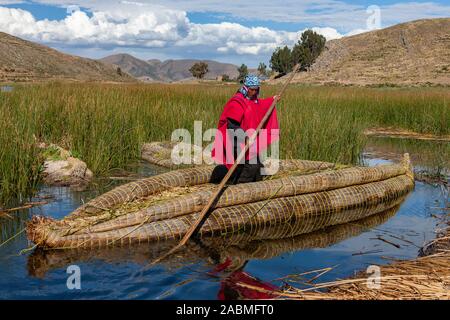 Traditionelle Urus-Iruitos reed Bootsfahrt auf dem Titicacasee in Bolivien, Südamerika. (Höhe 3809 m 12497 ft) Stockfoto