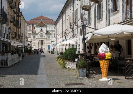 Italien, Turin: Straße in das Dorf in der Nähe der Palast von Venaria (Reggia di Venaria Reale), Jagdschloss von Charles Emmanuel II in der Nähe von Turin Stockfoto