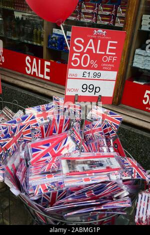 London, Großbritannien. 06 Sep, 2019. Kleine Flaggen und City Guides können als günstige Angebote in einer Anzeige in der Innenstadt gefunden werden. Credit: Waltraud Grubitzsch/dpa-Zentralbild/ZB/dpa/Alamy leben Nachrichten Stockfoto