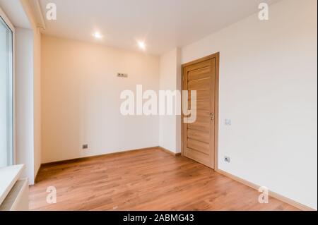 Russland, Moskau - Juli 16, 2019: das Innere zimmer Wohnung. standard Reparatur Dekoration in Hostel. Helle leeren Raum ohne Möbel Stockfoto