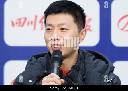 Chengdu Chengdu, China. 28 Nov, 2019. Chengdu, China - chinesische Tischtennis Spieler Ma lange, Ventilator Zhendong und Deutsche Tischtennis Spieler Timo Boll Tagung der 2019 Männer Tischtennis Wm Fans in Chengdu, Provinz Sichuan, Nov. 28, 2019. Credit: SIPA Asien/ZUMA Draht/Alamy leben Nachrichten Stockfoto