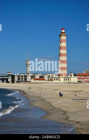 Der Leuchtturm in Barra Beach in der Nähe von Peniche Portugal. Es ist der zweithöchste Leuchtturm in Europa Stockfoto
