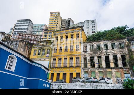 Salvador, Bahia, Brasilien - ca. September 2019: aufgegeben und verfallende Gebäude in Comercio Nachbarschaft, die neben dem historischen Zentrum ist Stockfoto