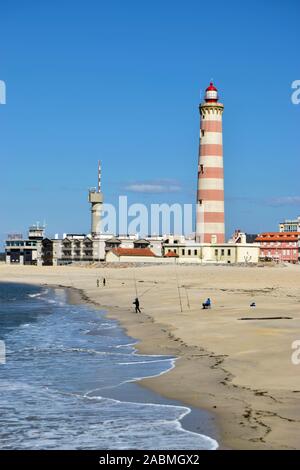 Der Leuchtturm in Barra Beach in der Nähe von Peniche Portugal. Es ist der zweithöchste Leuchtturm in Europa Stockfoto