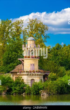 Perfekte Hochformat der Marlborough Turm mit Blick auf den See in der Queen's Hamlet im Trianon Garten von Versailles. Die dekorativen Turm... Stockfoto