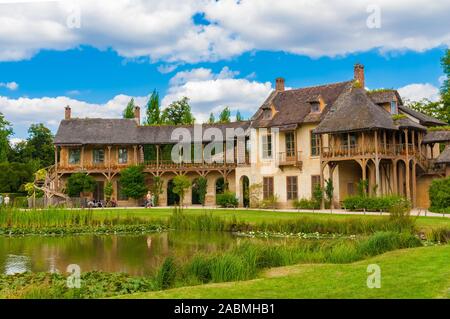 Herrliche Panoramasicht auf das Queen's House und die angrenzenden Réchauffoir im Weiler das Trianon in Versailles. Die beiden rustikalen Gebäuden... Stockfoto