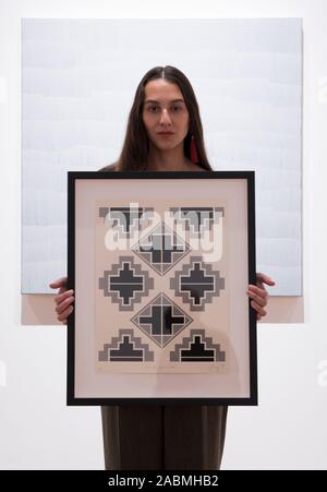 Oktober Gallery, London, Vereinigtes Königreich. 28. November 2019. Eine Ausstellung über die Arbeit von Santos Motoapohua de la Torre, Jordanien Ann Craig, Gonzalo Hernandez Carrillo und Antonio López Pinedo. Die Ausstellung erforscht Muster, Formen und Erkenntnisse aus Kulturen historisch aus dem südlichen Teil der Bergkette, Cordillera, entlang der westlichen Seite des Nord-, Mittel- und Südamerika, aus dem Norden von New Mexico bis in Guadalajara, Mexiko. Bild: Künstler Jordan Ann Craig Holding ihre Arbeit 'Don't Spinnen töten; Cream', 2018. Credit: Malcolm Park/Alamy Leben Nachrichten. Stockfoto