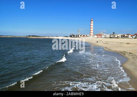 Der Leuchtturm in Barra Beach in der Nähe von Peniche Portugal. Es ist der zweithöchste Leuchtturm in Europa Stockfoto