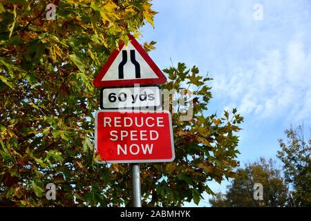 Maidstone, Kent, Großbritannien. Reduzieren Sie die Geschwindigkeit jetzt an eine Verengung der Straße Stockfoto