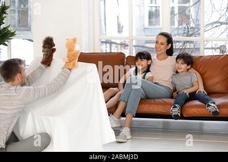 Lieben Vati kleine Kinder mit Puppenspiel unterhalten Stockfoto