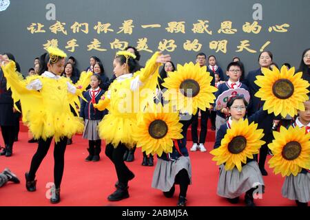 Jiangsu, Zhejiang, China. 28 Nov, 2019. Jiangsu, China - eine warme und berühren Erntedank-zeremonie für Kinder in Suzhou Pingjiang experimentelle Schule Stadt gehalten wurde, der ostchinesischen Provinz Jiangsu, Nov. 28, 2019. Durch Aktivitäten, Kinder werden unterrichtet, einem dankbaren Herzen auf dem Weg zum Wachstum Schritt zu halten. Die ganze Zeremonie in drei Kapitel unterteilt ist: Dankbarkeit für die Gefährten, Dankbarkeit für die Lehrer, und die Dankbarkeit für das Land. Mehr als 400 Kinder in der Tätigkeit in Form von Poesie Rezitation teilgenommen, Sport, Show und Gesang. (Bild: © SIPA Asien über ZUMA Wi Stockfoto