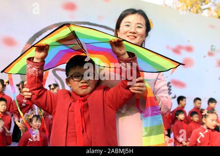 Jiangsu, Zhejiang, China. 28 Nov, 2019. Jiangsu, China - eine warme und berühren Erntedank-zeremonie für Kinder in Suzhou Pingjiang experimentelle Schule Stadt gehalten wurde, der ostchinesischen Provinz Jiangsu, Nov. 28, 2019. Durch Aktivitäten, Kinder werden unterrichtet, einem dankbaren Herzen auf dem Weg zum Wachstum Schritt zu halten. Die ganze Zeremonie in drei Kapitel unterteilt ist: Dankbarkeit für die Gefährten, Dankbarkeit für die Lehrer, und die Dankbarkeit für das Land. Mehr als 400 Kinder in der Tätigkeit in Form von Poesie Rezitation teilgenommen, Sport, Show und Gesang. (Bild: © SIPA Asien über ZUMA Wi Stockfoto