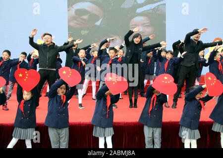 Jiangsu, Zhejiang, China. 28 Nov, 2019. Jiangsu, China - eine warme und berühren Erntedank-zeremonie für Kinder in Suzhou Pingjiang experimentelle Schule Stadt gehalten wurde, der ostchinesischen Provinz Jiangsu, Nov. 28, 2019. Durch Aktivitäten, Kinder werden unterrichtet, einem dankbaren Herzen auf dem Weg zum Wachstum Schritt zu halten. Die ganze Zeremonie in drei Kapitel unterteilt ist: Dankbarkeit für die Gefährten, Dankbarkeit für die Lehrer, und die Dankbarkeit für das Land. Mehr als 400 Kinder in der Tätigkeit in Form von Poesie Rezitation teilgenommen, Sport, Show und Gesang. (Bild: © SIPA Asien über ZUMA Wi Stockfoto