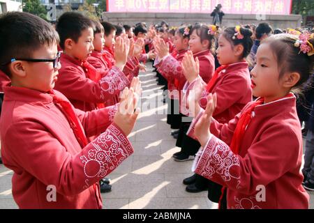 Jiangsu, Zhejiang, China. 28 Nov, 2019. Jiangsu, China - eine warme und berühren Erntedank-zeremonie für Kinder in Suzhou Pingjiang experimentelle Schule Stadt gehalten wurde, der ostchinesischen Provinz Jiangsu, Nov. 28, 2019. Durch Aktivitäten, Kinder werden unterrichtet, einem dankbaren Herzen auf dem Weg zum Wachstum Schritt zu halten. Die ganze Zeremonie in drei Kapitel unterteilt ist: Dankbarkeit für die Gefährten, Dankbarkeit für die Lehrer, und die Dankbarkeit für das Land. Mehr als 400 Kinder in der Tätigkeit in Form von Poesie Rezitation teilgenommen, Sport, Show und Gesang. (Bild: © SIPA Asien über ZUMA Wi Stockfoto