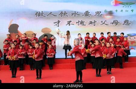 Jiangsu, Zhejiang, China. 28 Nov, 2019. Jiangsu, China - eine warme und berühren Erntedank-zeremonie für Kinder in Suzhou Pingjiang experimentelle Schule Stadt gehalten wurde, der ostchinesischen Provinz Jiangsu, Nov. 28, 2019. Durch Aktivitäten, Kinder werden unterrichtet, einem dankbaren Herzen auf dem Weg zum Wachstum Schritt zu halten. Die ganze Zeremonie in drei Kapitel unterteilt ist: Dankbarkeit für die Gefährten, Dankbarkeit für die Lehrer, und die Dankbarkeit für das Land. Mehr als 400 Kinder in der Tätigkeit in Form von Poesie Rezitation teilgenommen, Sport, Show und Gesang. (Bild: © SIPA Asien über ZUMA Wi Stockfoto