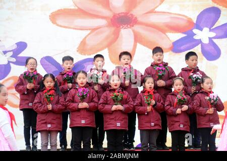 Jiangsu, Zhejiang, China. 28 Nov, 2019. Jiangsu, China - eine warme und berühren Erntedank-zeremonie für Kinder in Suzhou Pingjiang experimentelle Schule Stadt gehalten wurde, der ostchinesischen Provinz Jiangsu, Nov. 28, 2019. Durch Aktivitäten, Kinder werden unterrichtet, einem dankbaren Herzen auf dem Weg zum Wachstum Schritt zu halten. Die ganze Zeremonie in drei Kapitel unterteilt ist: Dankbarkeit für die Gefährten, Dankbarkeit für die Lehrer, und die Dankbarkeit für das Land. Mehr als 400 Kinder in der Tätigkeit in Form von Poesie Rezitation teilgenommen, Sport, Show und Gesang. (Bild: © SIPA Asien über ZUMA Wi Stockfoto