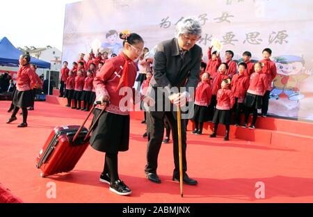 Jiangsu, Zhejiang, China. 28 Nov, 2019. Jiangsu, China - eine warme und berühren Erntedank-zeremonie für Kinder in Suzhou Pingjiang experimentelle Schule Stadt gehalten wurde, der ostchinesischen Provinz Jiangsu, Nov. 28, 2019. Durch Aktivitäten, Kinder werden unterrichtet, einem dankbaren Herzen auf dem Weg zum Wachstum Schritt zu halten. Die ganze Zeremonie in drei Kapitel unterteilt ist: Dankbarkeit für die Gefährten, Dankbarkeit für die Lehrer, und die Dankbarkeit für das Land. Mehr als 400 Kinder in der Tätigkeit in Form von Poesie Rezitation teilgenommen, Sport, Show und Gesang. (Bild: © SIPA Asien über ZUMA Wi Stockfoto