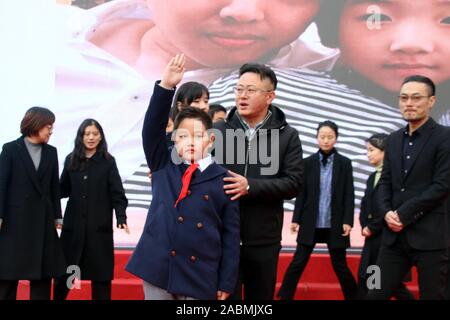 Jiangsu, Zhejiang, China. 28 Nov, 2019. Jiangsu, China - eine warme und berühren Erntedank-zeremonie für Kinder in Suzhou Pingjiang experimentelle Schule Stadt gehalten wurde, der ostchinesischen Provinz Jiangsu, Nov. 28, 2019. Durch Aktivitäten, Kinder werden unterrichtet, einem dankbaren Herzen auf dem Weg zum Wachstum Schritt zu halten. Die ganze Zeremonie in drei Kapitel unterteilt ist: Dankbarkeit für die Gefährten, Dankbarkeit für die Lehrer, und die Dankbarkeit für das Land. Mehr als 400 Kinder in der Tätigkeit in Form von Poesie Rezitation teilgenommen, Sport, Show und Gesang. (Bild: © SIPA Asien über ZUMA Wi Stockfoto