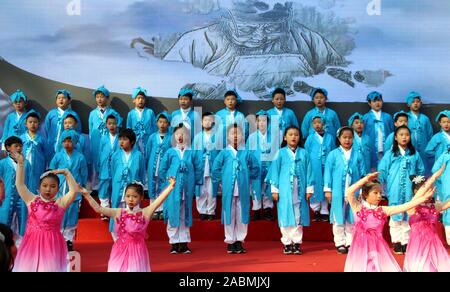 Jiangsu, Zhejiang, China. 28 Nov, 2019. Jiangsu, China - eine warme und berühren Erntedank-zeremonie für Kinder in Suzhou Pingjiang experimentelle Schule Stadt gehalten wurde, der ostchinesischen Provinz Jiangsu, Nov. 28, 2019. Durch Aktivitäten, Kinder werden unterrichtet, einem dankbaren Herzen auf dem Weg zum Wachstum Schritt zu halten. Die ganze Zeremonie in drei Kapitel unterteilt ist: Dankbarkeit für die Gefährten, Dankbarkeit für die Lehrer, und die Dankbarkeit für das Land. Mehr als 400 Kinder in der Tätigkeit in Form von Poesie Rezitation teilgenommen, Sport, Show und Gesang. (Bild: © SIPA Asien über ZUMA Wi Stockfoto