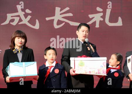 Jiangsu, Zhejiang, China. 28 Nov, 2019. Jiangsu, China - eine warme und berühren Erntedank-zeremonie für Kinder in Suzhou Pingjiang experimentelle Schule Stadt gehalten wurde, der ostchinesischen Provinz Jiangsu, Nov. 28, 2019. Durch Aktivitäten, Kinder werden unterrichtet, einem dankbaren Herzen auf dem Weg zum Wachstum Schritt zu halten. Die ganze Zeremonie in drei Kapitel unterteilt ist: Dankbarkeit für die Gefährten, Dankbarkeit für die Lehrer, und die Dankbarkeit für das Land. Mehr als 400 Kinder in der Tätigkeit in Form von Poesie Rezitation teilgenommen, Sport, Show und Gesang. (Bild: © SIPA Asien über ZUMA Wi Stockfoto