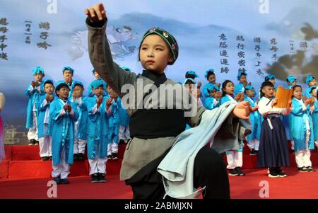 Jiangsu, Zhejiang, China. 28 Nov, 2019. Jiangsu, China - eine warme und berühren Erntedank-zeremonie für Kinder in Suzhou Pingjiang experimentelle Schule Stadt gehalten wurde, der ostchinesischen Provinz Jiangsu, Nov. 28, 2019. Durch Aktivitäten, Kinder werden unterrichtet, einem dankbaren Herzen auf dem Weg zum Wachstum Schritt zu halten. Die ganze Zeremonie in drei Kapitel unterteilt ist: Dankbarkeit für die Gefährten, Dankbarkeit für die Lehrer, und die Dankbarkeit für das Land. Mehr als 400 Kinder in der Tätigkeit in Form von Poesie Rezitation teilgenommen, Sport, Show und Gesang. (Bild: © SIPA Asien über ZUMA Wi Stockfoto