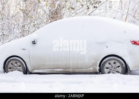 Parkende Autos im Schnee während der schneesturm abgedeckt Stockfoto