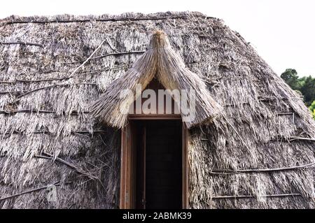 Isolierte Holz- Fenster von einem traditionellen Haus Madeira mit Strohdach (Santana, Madeira, Portugal) Stockfoto