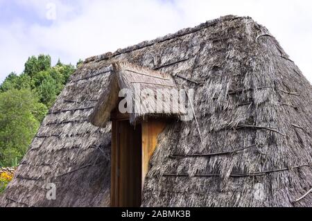 Isolierte Holz- Fenster von einem traditionellen Haus Madeira mit Strohdach (Santana, Madeira, Portugal) Stockfoto