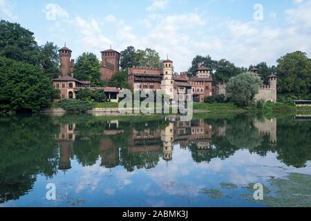 Italien, Turin: Die Borgo Medievale in der Valentino Park, am Ufer des Flusses Po Stockfoto