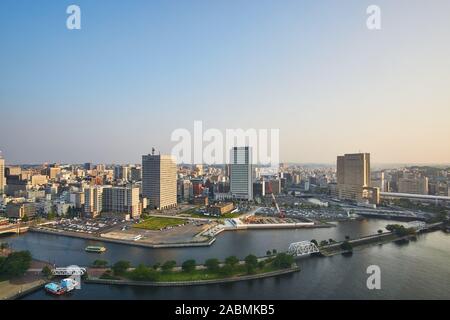 Blick auf die Skyline in der Dämmerung entlang Yokohama Yokohama Bay. Stockfoto