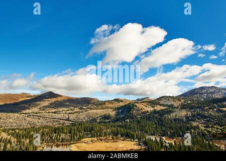 Herbst Tag am silbernen See in Brighton, Utah, USA. Wolken in einem strahlend blauen Himmel Schatten auf die bewaldeten Berge. Stockfoto