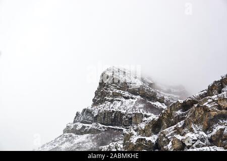 Schnee bedeckt, bewaldete Berg an einem trüben Wintertag in Provo Canyon, Utah. Stockfoto