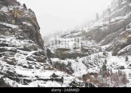 Berg und Blick auf die Bridal Veil Falls unter den Wasatch Mountains in Provo Canyon, Utah, USA. Stockfoto
