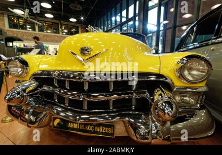 Cadillac 62 Cabrio Gelb - 1953 Modell - Scheinwerfer und Grill von vorne Blick auf Rahmi M. Koc Oldtimer Museum in Istanbul. Stockfoto