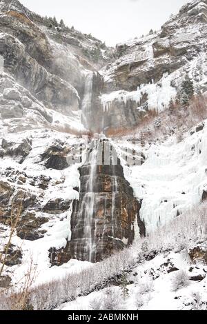 Suchen der Bridal Veil Falls in Provo Canyon an einem verschneiten Wintertag. Stockfoto