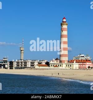 Der Strand und Leuchtturm - die 2. höchste in Europa - an der Praia da Barra in der Nähe von Aveiro Portugal Stockfoto