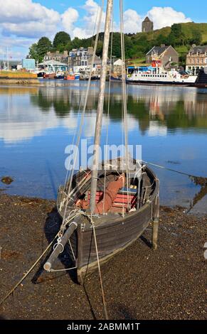 Tarbert, Loch Fyne, mit Tarbert Castle auf dem Hügel über der Bucht Stockfoto