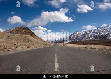 Anzeigen Landschaft mit Himalaya Berge und zwischen Reise Pangong Tso hohe Gräser See weiter nach Leh Ladakh auf Leh, Manali und Srinagar Leh Highway wh Stockfoto