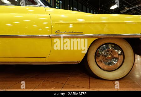 Cadillac 62 Cabrio Gelb - 1953 Modell - Seitenansicht mit Cadillac text und Firestone schlauchlose Reifen an Rahmi M. Koc Industrial Museum Stockfoto