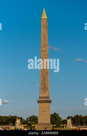 Der Obelisk von Luxor, eine alte Ägyptische Obelisk steht in der Mitte der Place de la Concorde in Paris, Frankreich. Ursprünglich war es in der e Stockfoto