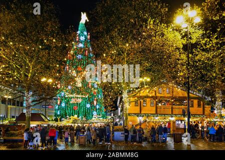 Dortmund, 26.11.2019 - Die angeblich höchste Weihnachtsbaum der Welt auf dem Dortmunder Weihnachtsmarkt. Auf einem Stahlrahmen sind 1700 Fichten, mit 48.000 LED-Leuchten und ein Engel auf der Spitze beleuchtet. - - - Dortmund, 26.11.2019 - Der angeblich höchste Weihnachtsbaum der Welt auf dem Dortmunder Weihnachtsmarkt. In einem Stahlgerüst stecken 1700 Fichten, beleuchtet mit 48.000 LED-Lichtern und einem Engel auf der Spitze. Stockfoto