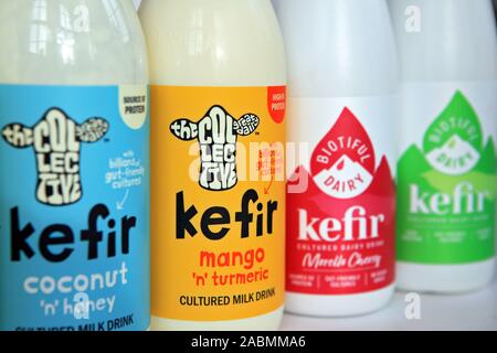 Aromatisiert Kefir in Kunststoffflaschen Stockfoto