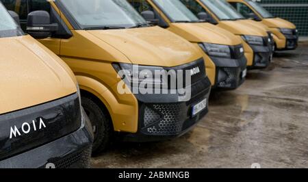 Hamburg, Deutschland. 28 Nov, 2019. Fahrzeuge der Shuttleservice "Oia" werden zu den Ladestationen im Depot geparkt. Quelle: Axel Heimken/dpa/Alamy leben Nachrichten Stockfoto