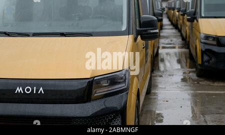 Hamburg, Deutschland. 28 Nov, 2019. Fahrzeuge der Shuttleservice "Oia" werden zu den Ladestationen im Depot geparkt. Quelle: Axel Heimken/dpa/Alamy leben Nachrichten Stockfoto