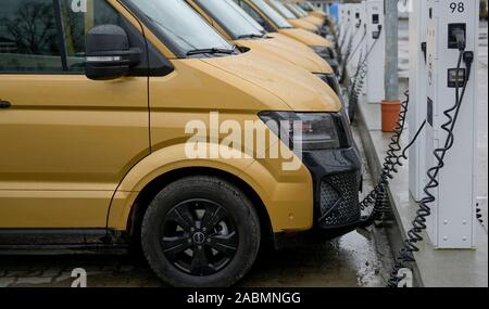 Hamburg, Deutschland. 28 Nov, 2019. Fahrzeuge der Shuttleservice "Oia" werden zu den Ladestationen im Depot geparkt. Quelle: Axel Heimken/dpa/Alamy leben Nachrichten Stockfoto