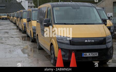 Hamburg, Deutschland. 28 Nov, 2019. Fahrzeuge der Shuttleservice "Oia" werden zu den Ladestationen im Depot geparkt. Quelle: Axel Heimken/dpa/Alamy leben Nachrichten Stockfoto
