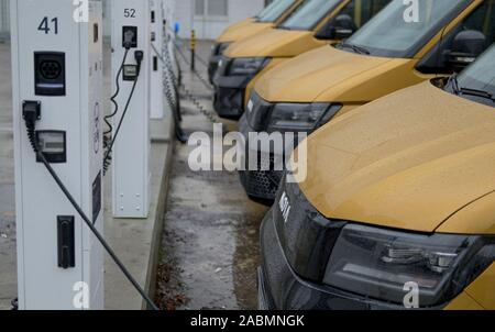 Hamburg, Deutschland. 28 Nov, 2019. Fahrzeuge der Shuttleservice "Oia" werden zu den Ladestationen im Depot geparkt. Quelle: Axel Heimken/dpa/Alamy leben Nachrichten Stockfoto