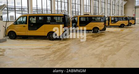 Hamburg, Deutschland. 28 Nov, 2019. Fahrzeuge der Shuttleservice "Oia" werden zu den Ladestationen im Depot geparkt. Quelle: Axel Heimken/dpa/Alamy leben Nachrichten Stockfoto